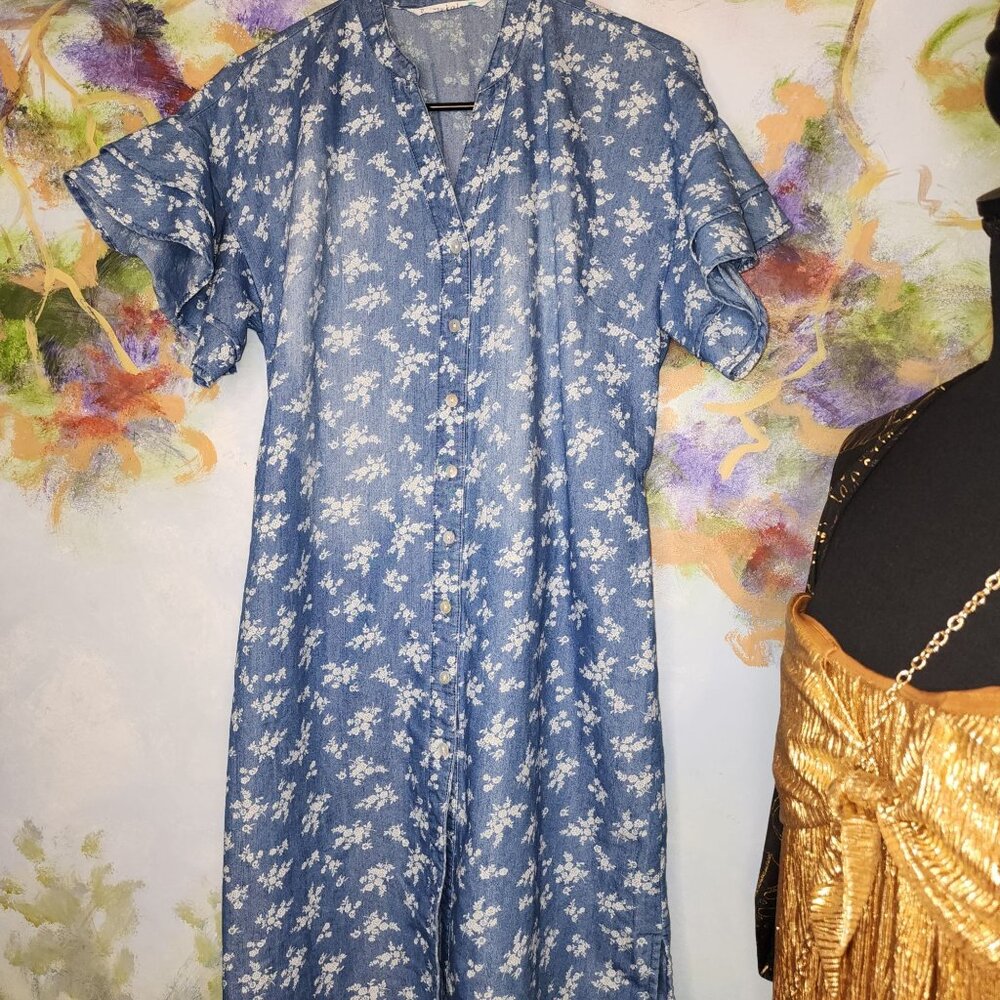 EUC Chambray and white floral flutter sleeve buttoned shirt dress